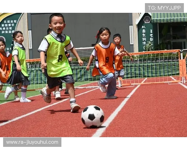 畅享家庭运动乐趣儿童玩具悬浮足球套装让客厅秒变趣味足球场