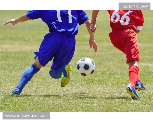 变向滑倒动作瞬间捕捉 足球场上的惊险与技巧完美融合